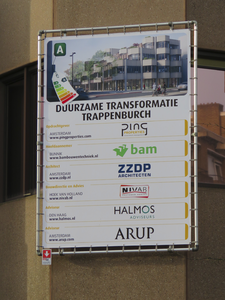 872130 Afbeelding van het grote spandoek 'DUURZAME TRANSFORMATIE TRAPPENBURCH' aan de gevel van het kantoorgebouw op de ...